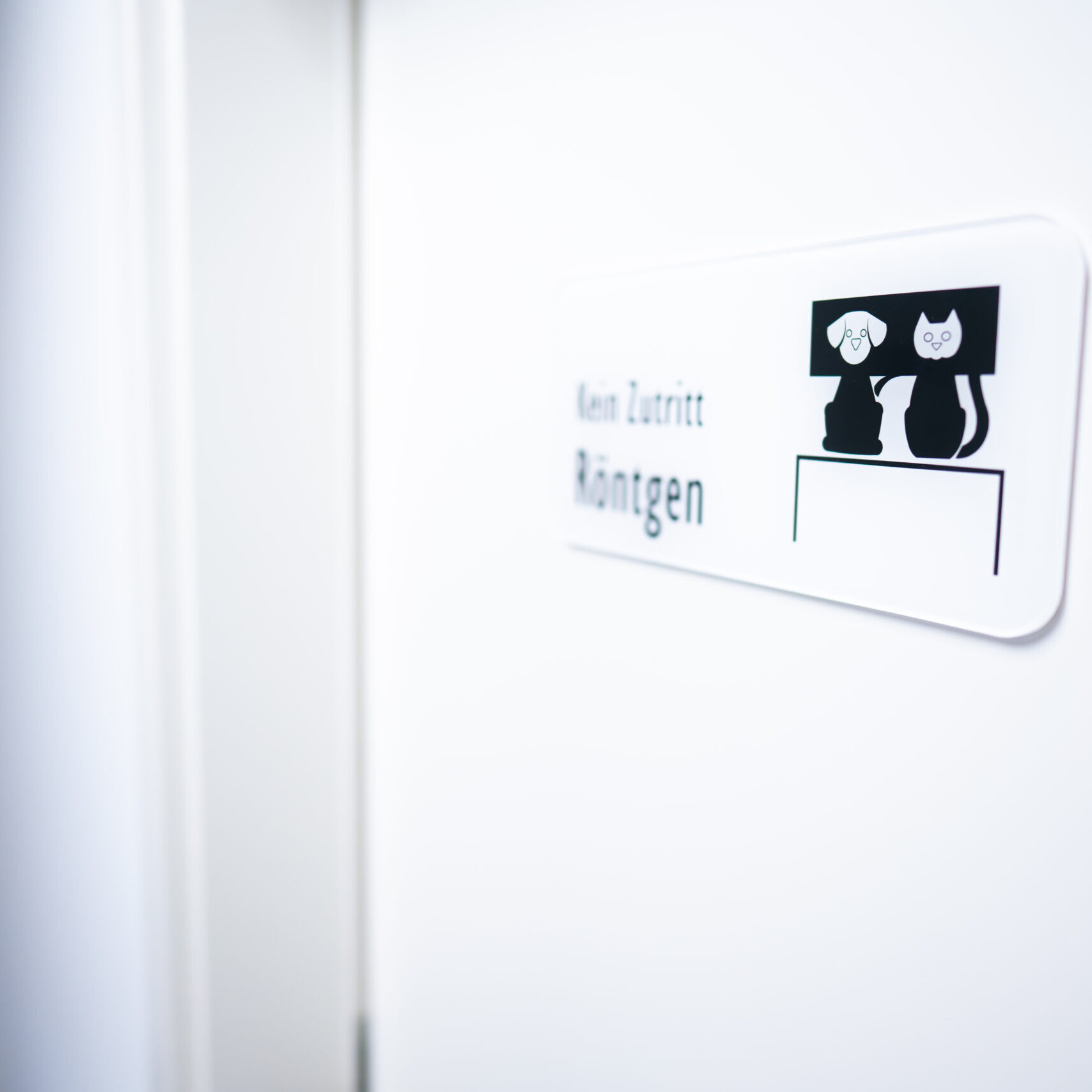 Nahaufnahme des Schildes zum Röntgenraum